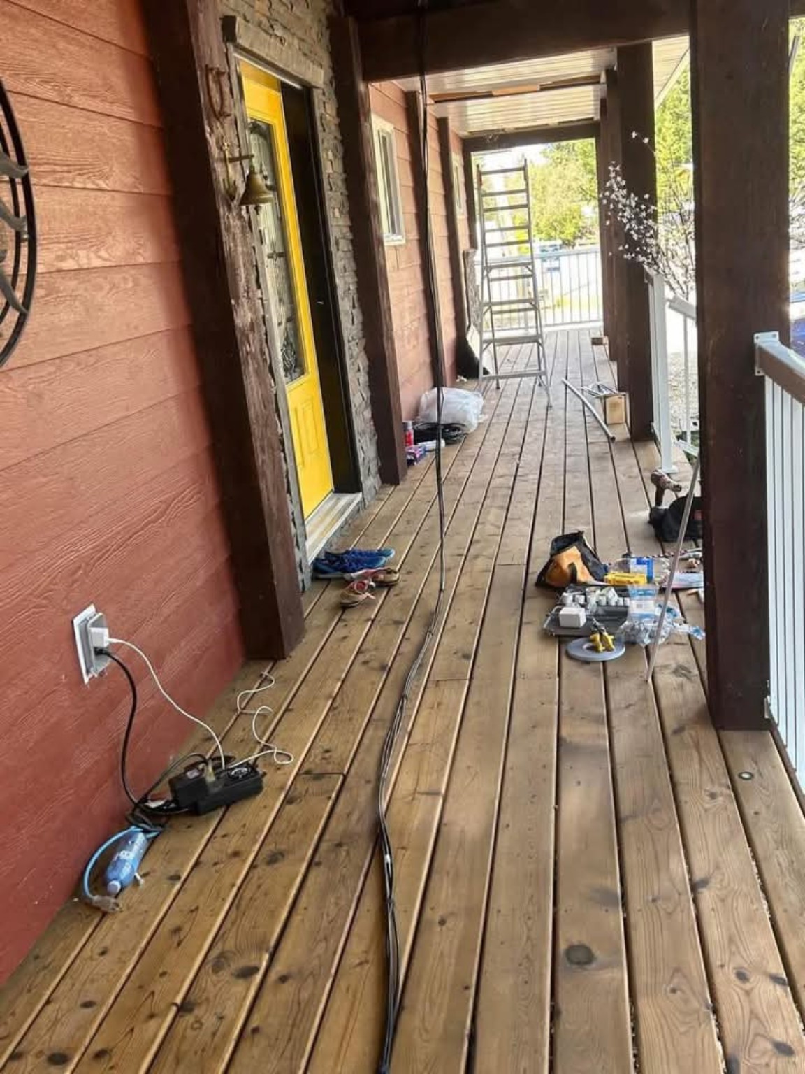 Ready Tech câblage et installation travail dans progress sur un covered deck