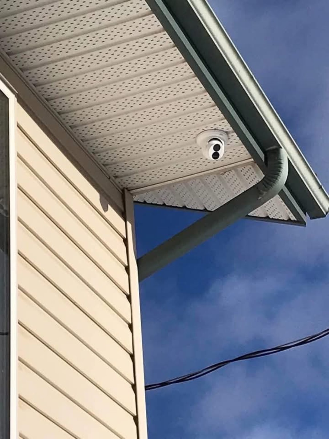 sécurité caméra installé beneath un résidentiel soffit