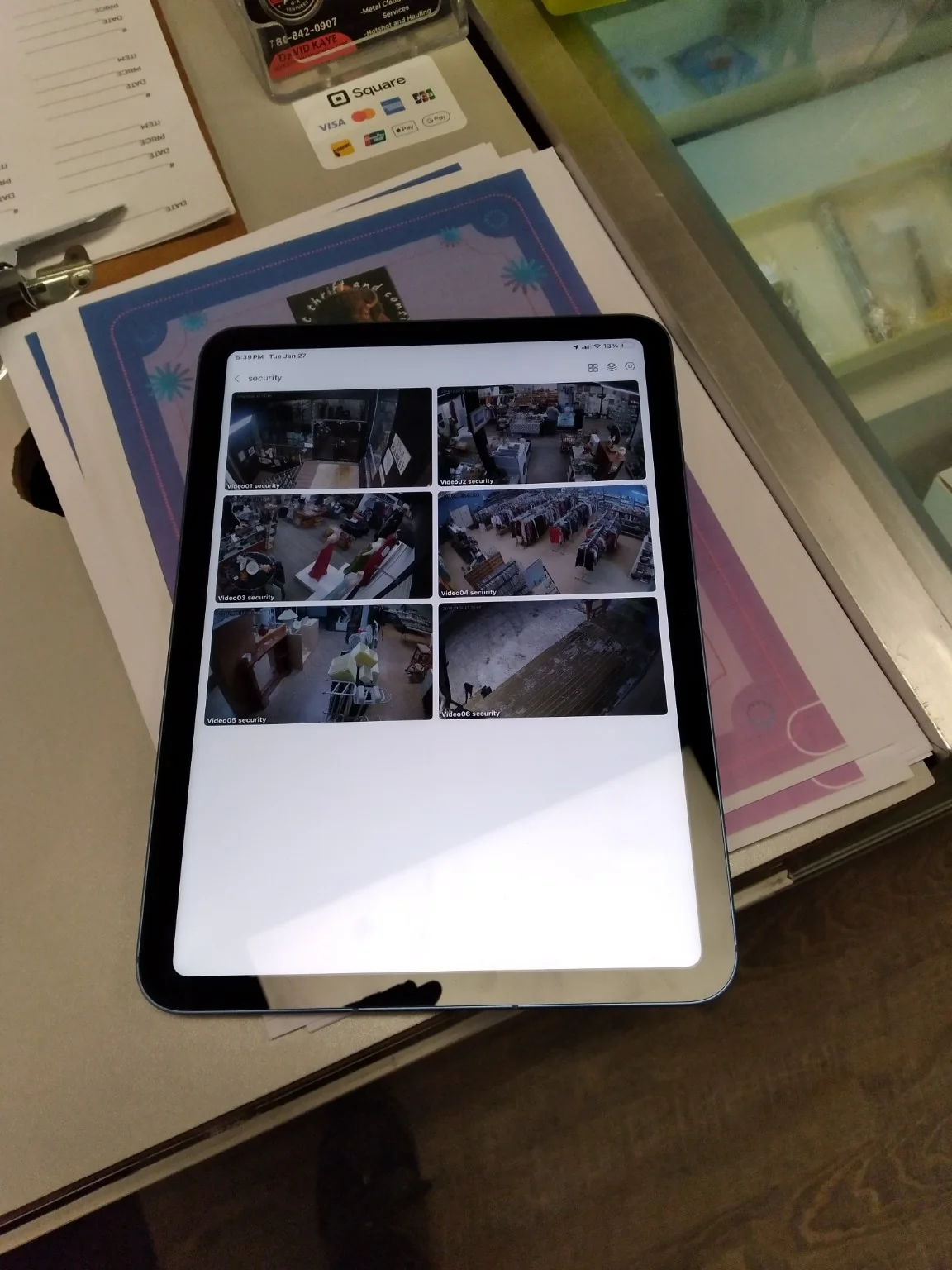 Sécurité commerciale caméra système viewed remotely sur un tablet