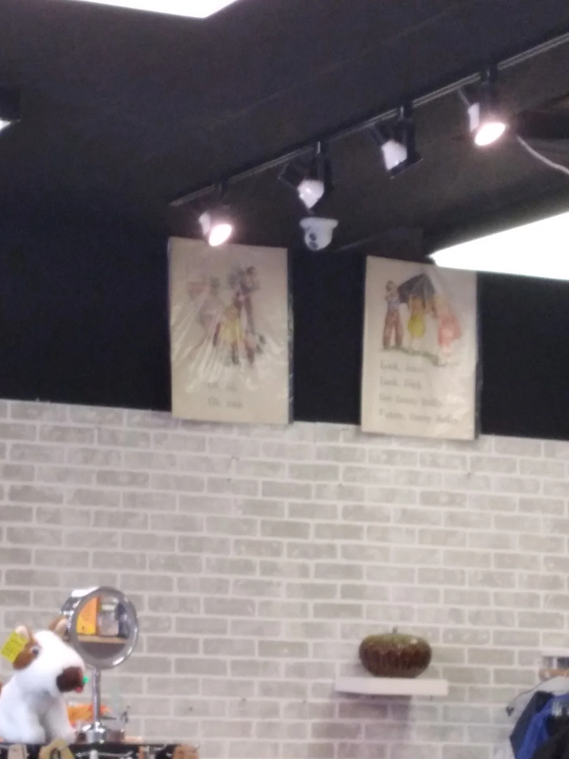 Intérieur Sécurité commerciale caméra installé près ceiling lighting