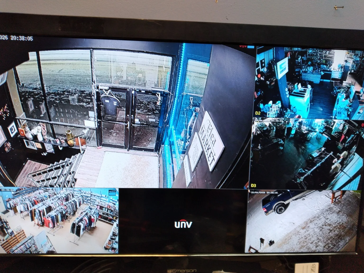 Commercial Uniview multi-camera sécurité système displayed sur un surveiller