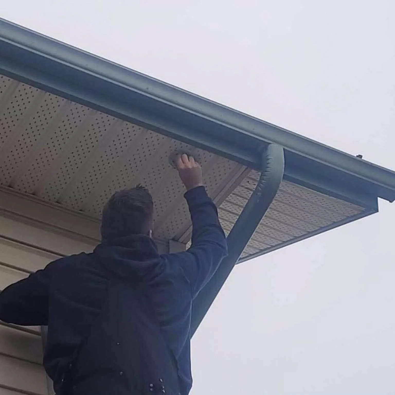 Ready Tech installateur acheminement un sécurité caméra câble à travers un résidentiel soffit