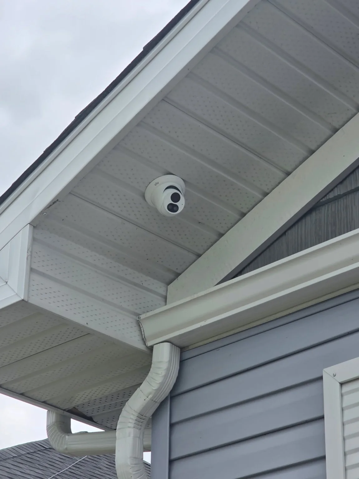 Uniview turret sécurité caméra installé sous un résidentiel soffit par Ready Tech