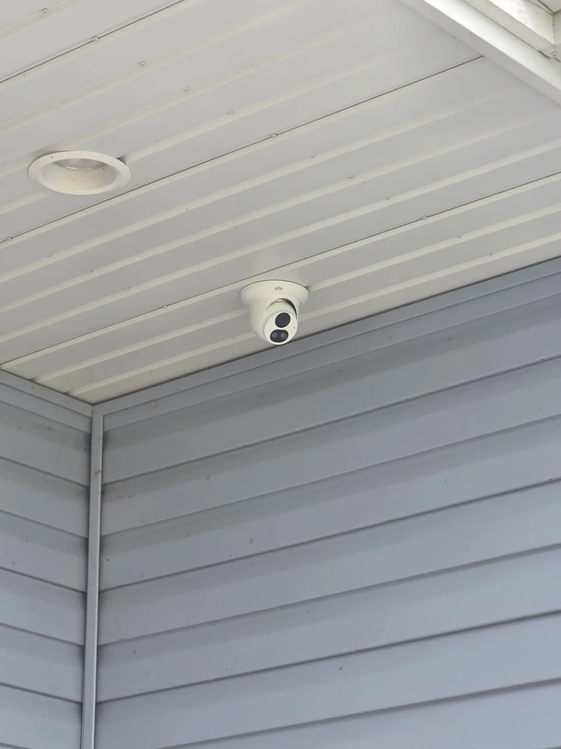 Fermer Voir de un Uniview sécurité caméra monté sous un maison soffit